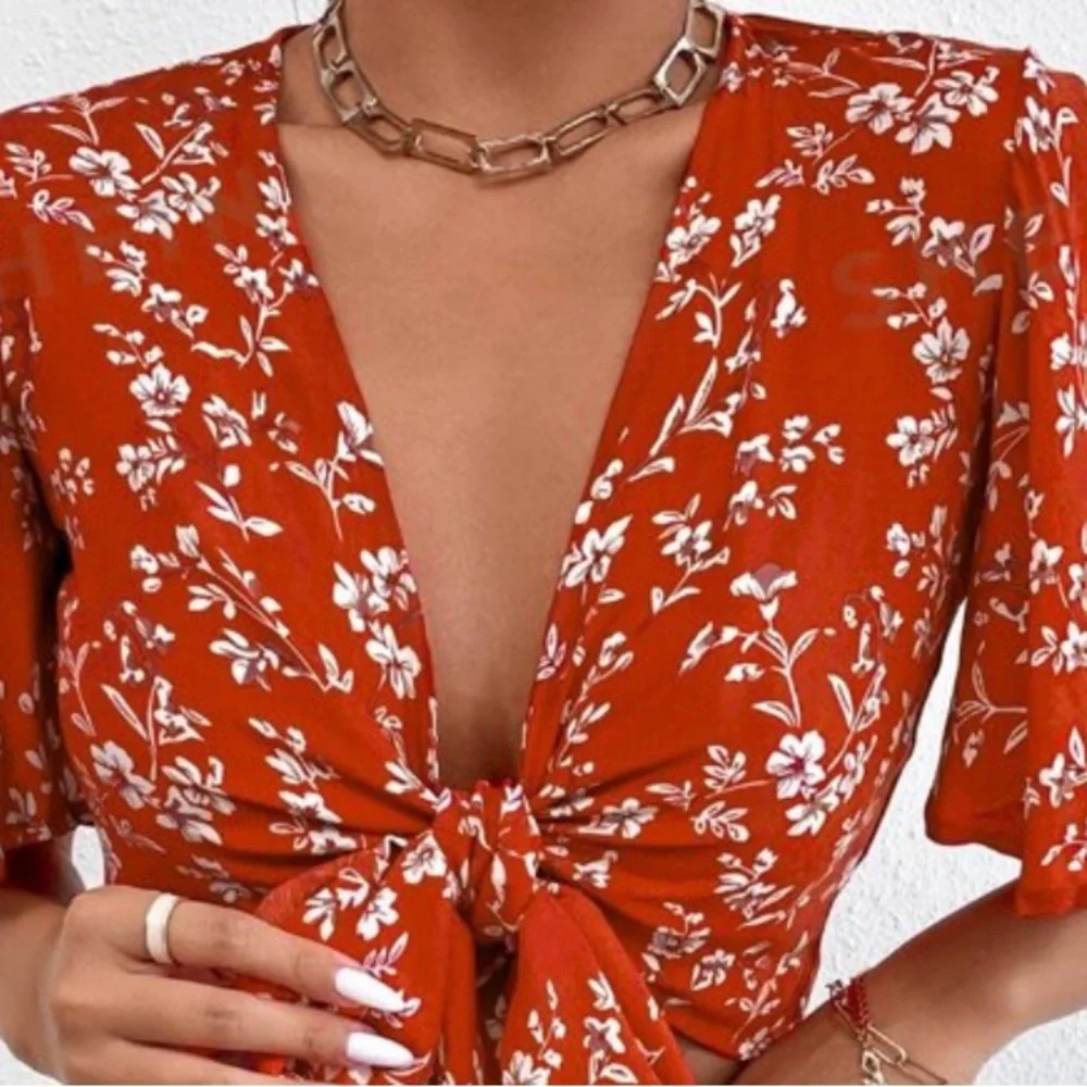 Floral Print Knot Front Butterfly Sleeve Crop Top - Picture 5 of 5